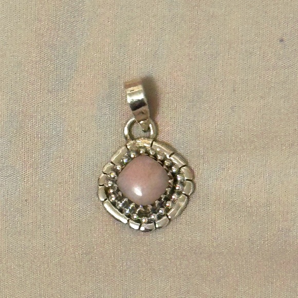 925 Sterling Silver Pink Conch Pendant w/Large Fancy Setting Navajo Crafted - Picture 1 of 14